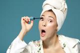 Οι επιστήμονες εξηγούν... γιατί οι γυναίκες βάζουν μάσκαρα με το στόμα ανοιχτό,
