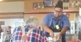 Μια σερβιτόρα βοηθάει έναν ηλικιωμένο. Και ξαφνικά το μεγαλύτερο όνειρό της γίνεται πραγματικότητα και η ιστορία της viral,