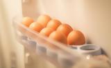 Μη βάζετε ποτέ τα αυγά στην αυγοθήκη του ψυγείου,