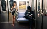 Τον τράβηξε κρυφά φωτογραφίες με το κινητό στο μετρό αλλά την εξέλιξη δεν την περίμενε,