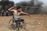 Η εμβληματική φωτογραφία που έγινε σύμβολο αντίστασης του παλαιστινιακού λαού,