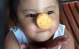 Η απίθανη προσπάθεια μιας τρίχρονης να φάει μπισκότο από τη μύτη της,