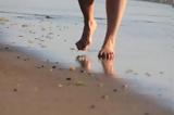 Τι παθαίνει το δέρμα όταν περπατάμε ξυπόλητοι στην άμμο,