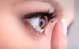Η επικίνδυνη μόλυνση των ματιών που απειλεί όσους φορούν φακούς,