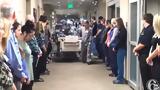 Ένα ολόκληρο νοσοκομείο αποτίει φόρο τιμής σε ένα δωρητή οργάνων (video),