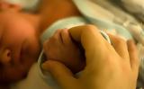 Η αγκαλιά του νεογέννητου γιου της την ξύπνησε από κώμα 23 ημερών,