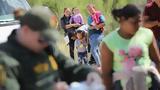 Οι μεξικανικές αρχές άνοιξαν τα σύνορα σε γυναίκες και παιδιά που είναι στο "καραβάνι" των μεταναστών,