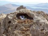 Είναι η πιο περίεργη εκκλησία του κόσμου – Και βρίσκεται σε ελληνικό νησί!,