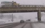 Το χιόνι που έριξε το φορτηγό από τη γέφυρα είχε απρόοπτη κατάληξη,