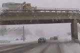 Το χιόνι μπορεί να προκαλέσει ζημιά – Τι συνέβη όταν έπεσε με δύναμη από γέφυρα,