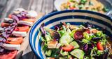 8 υγιεινά υλικά που πρέπει να προσθέσετε στη σαλάτα σας για να γίνει θρεπτική,