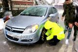 Κι όμως,αστυνομικοί βάζουν αντιολισθητικές αλυσίδες σε αυτοκίνητα (pic + video)