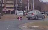 Η στιγμή που καθισματάκι αυτοκινήτου με δεμένο παιδί πέφτει στον δρόμο,