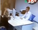 Η τράπεζα της απέρριψε το δάνειο και άρχισε να γδύνεται μπροστά στον υπάλληλο! – video,