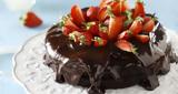 Η απόλυτη τούρτα σοκολάτας με φράουλες για τους ερωτευμένους,