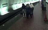 Η δραματική στιγμή που τυφλός άντρας πέφτει από την αποβάθρα στις ράγες του μετρό,