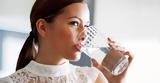 Τι συμβαίνει στο σώμα αν πίνετε νερό με άδειο στομάχι μόλις ξυπνάτε,