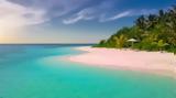 11 παραμυθένιες παραλίες με «πολύχρωμες» αμμουδιές,