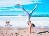 Το πρόγραμμα yoga στην παραλία που θα σου ξαναδώσει τη χαμένη σου ενέργεια,