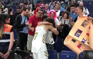 Η μεγάλη συγκίνηση ενός κοριτσιού όταν την αγκάλιασε ένας ήρωάς της