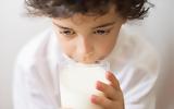 Νέα μελέτη καταρρίπτει τα δεδομένα για την κατανάλωση γάλακτος στα παιδιά,