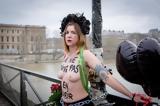 Femen, Αγίου Βαλεντίνου – Αλυσοδέθηκαν, Παρισιού,Femen, agiou valentinou – alysodethikan, parisiou