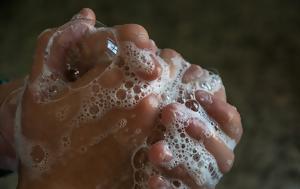 Να πλένεις τα χέρια σου κάθε φορά που αγγίζεις αυτά τα 6 πράγματα