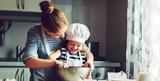10 απλές δουλειές για να σας βοηθάει το παιδί στο μαγείρεμα,