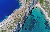 Το άγνωστο ελληνικό νησί σε σχήμα κροκόδειλου με ναυάγιο και εξωτική παραλία,