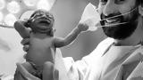 Η φωτογραφία με το μωρό και την μάσκα του γιατρού που κάνει τον γύρο του διαδικτύου,