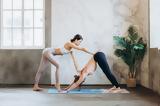 Τι είναι η partner yoga και γιατί πρέπει να την βάλεις στη ζωή σου;,
