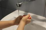 Το υπερβολικό πλύσιμο των χεριών επιβλαβές για το παιδικό δέρμα – Τι προτείνουν οι ειδικοί,