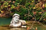 Το άγνωστο άγαλμα της γυναίκας που ξεπροβάλλει μέσα από τα νερά ενός ελληνικού ποταμού,