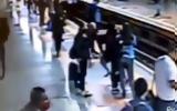 Η τρομακτική στιγμή που άγνωστος προσπαθεί να ρίξει γυναίκα στις ράγες και το μετρό έρχεται.,