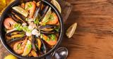 Η συνταγή για paella με θαλασσινά,chorizo και πιπεριές