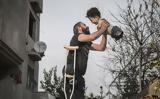 Η βραβευμένη φωτογραφία που συγκλονίζει: Ο ακρωτηριασμένος πατέρας και το παιδί χωρίς χέρια και πόδια,
