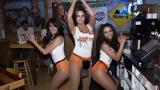 Hooters, Σερβιτόρα,Hooters, servitora