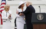 Μελάνια Τραμπ, 250 000,melania trab, 250 000