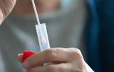 Ένα υποχρεωτικό rapid test την εβδομάδα για ανεμβολίαστους στον ιδιωτικό τομέα,