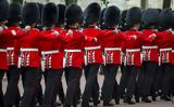 Ο απρόσμενα απλός λόγος για το χρώμα της κόκκινης στολής της βρετανικής,βασιλικής φρουράς