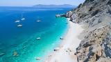 Η εντυπωσιακή ελληνική παραλία με τα κρυστάλλινα νερά που είναι διάσημη παντού για έναν μοναδικό λόγο,