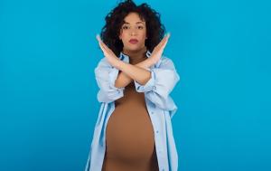 Ο ρατσισμός σε εγκύους οδηγεί σε πρόωρο τοκετό και αναπτυξιακά προβλήματα
