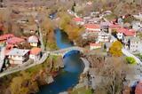 Το μοναδικό ελληνικό χωριό που χωρίζεται στα δύο από ένα ποτάμι,