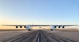 Το μεγαλύτερο αεροσκάφος στον κόσμο με άνοιγμα φτερών μεγαλύτερο από ένα γήπεδο ποδοσφαίρου,πέταξε (βίντεο)