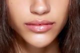 5 lip balms που προσφέρουν στα χείλη extra λάμψη,