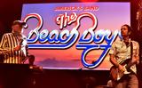 Τομ Χανκς Τζον Στάμος, Μπρους Σπρίνγκστιν, Beach Boys,tom chanks tzon stamos, brous springkstin, Beach Boys