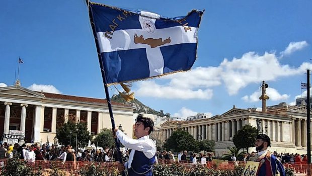 Ο Νίκος Παπαδάκης παρέλασε με τη σημαία της Παγκρητίου Ενώσεως – «Μεγάλη τιμή» - o nikos papadakis parelase me ti simaia tis pagkritiou enoseos – « megali timi»