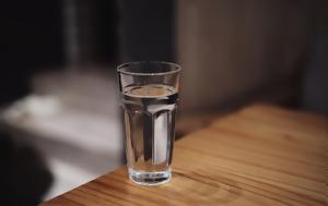 Τι θα πάθουμε αν πίνουμε νερό από το ίδιο ποτήρι για μια εβδομάδα