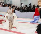 Kim Kardashian, Πήγε, Met Gala, 50 000, 16 000,Kim Kardashian, pige, Met Gala, 50 000, 16 000