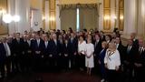 Τα «κλειδιά» στους νέους υπουργούς: Σε εξέλιξη οι τελετές παράδοσης - παραλαβής,